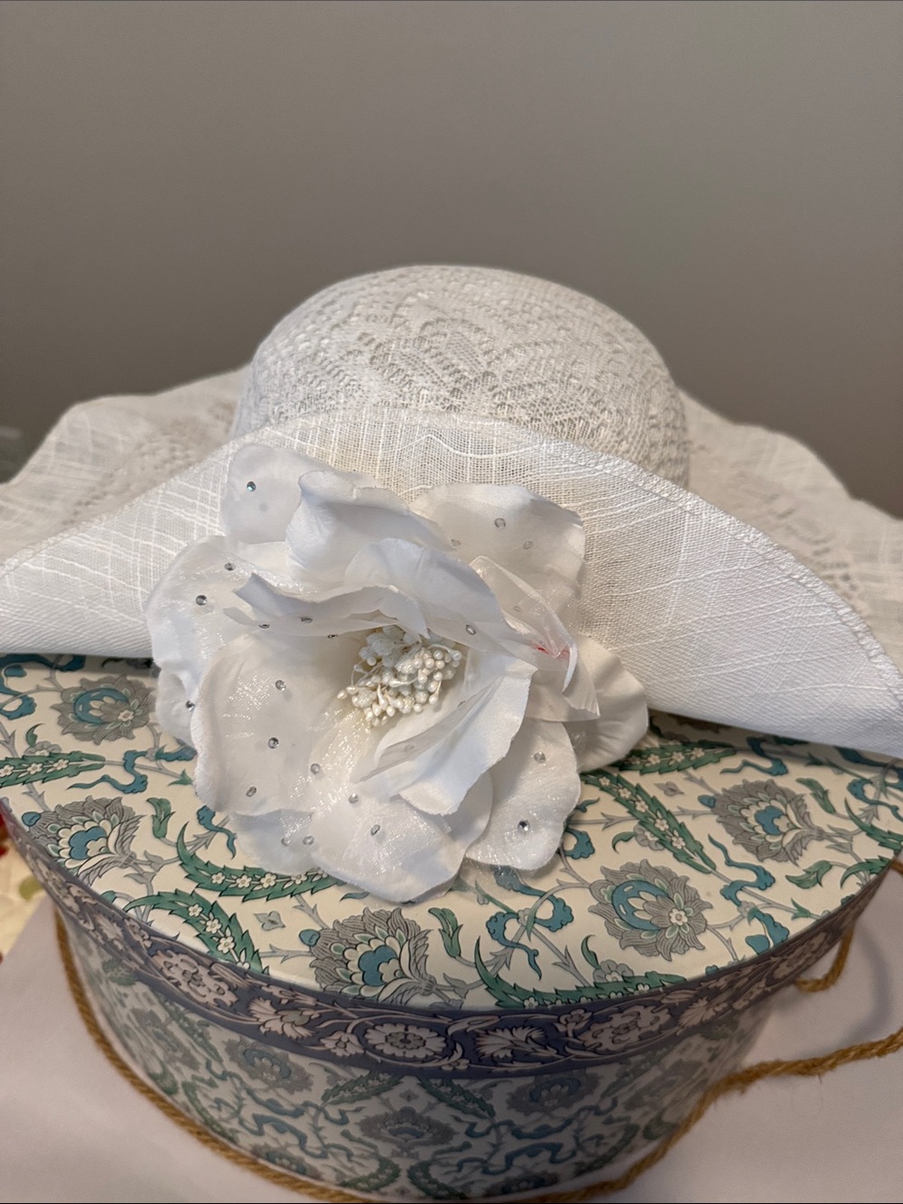 White Lace Wide Brim Hat with Floral Side Detail – Elegant Occasion Hat